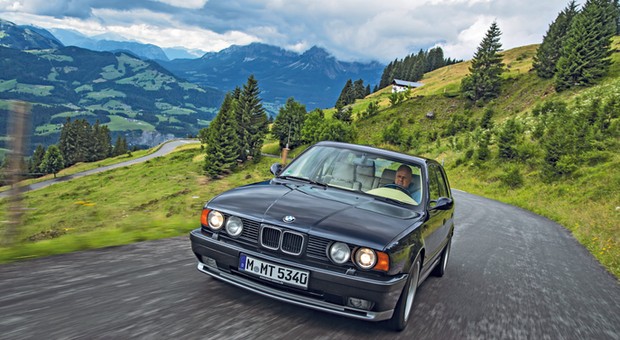 BMW M5 Touring z 1992 roku: pierwsze kombi, które z "emki" ma nie tylko znaczek