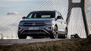 Jeździliśmy zmodernizowanym Volkswagenem T-Roc. Z zewnątrz zmiany są niewielkie, ale za to w środku…