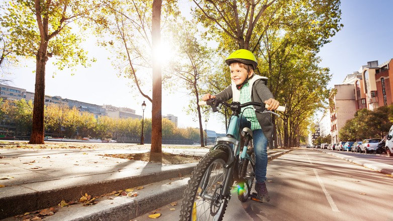 dziecko na rowerze
