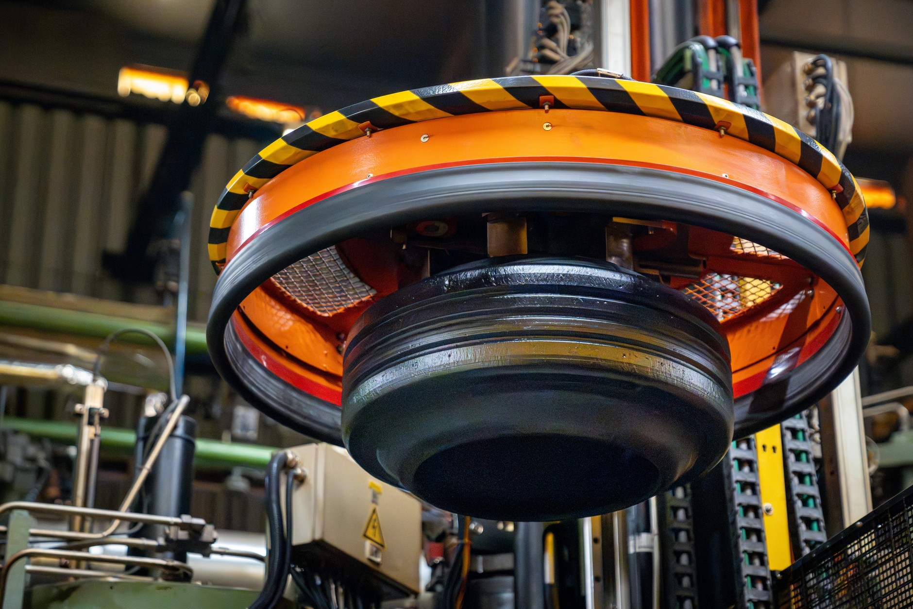 Produkcja opon w fabryce w Dębicy