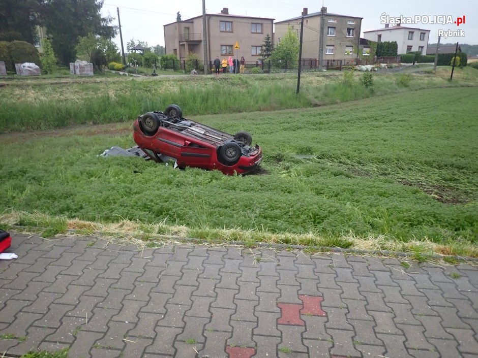 Auto wypadło z drogi i dachowało; za kierownicą 15-latek