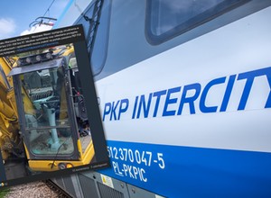 Koparka zderzyła się z pociągiem Intercity. Na szczęście ucierpiała tylko lokomotywa