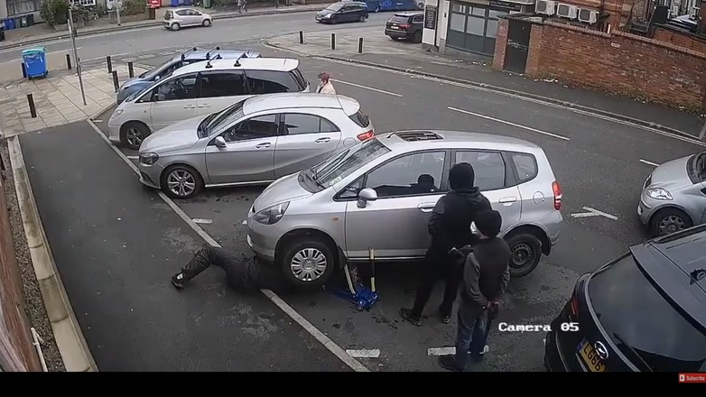 Kradzież katalizatora w biały dzień, w półtorej minuty!