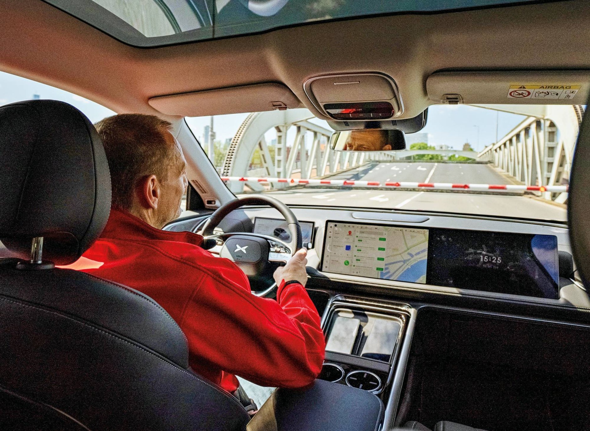 Xpeng G9: w tym, co wyświetla się na centralnym monitorze widać sporo zapożyczeń z Tesli.  Ale Tesla nie ma dodatkowego monitora przed pasażerem, którego obraz jest niewidoczny dla kierowcy.