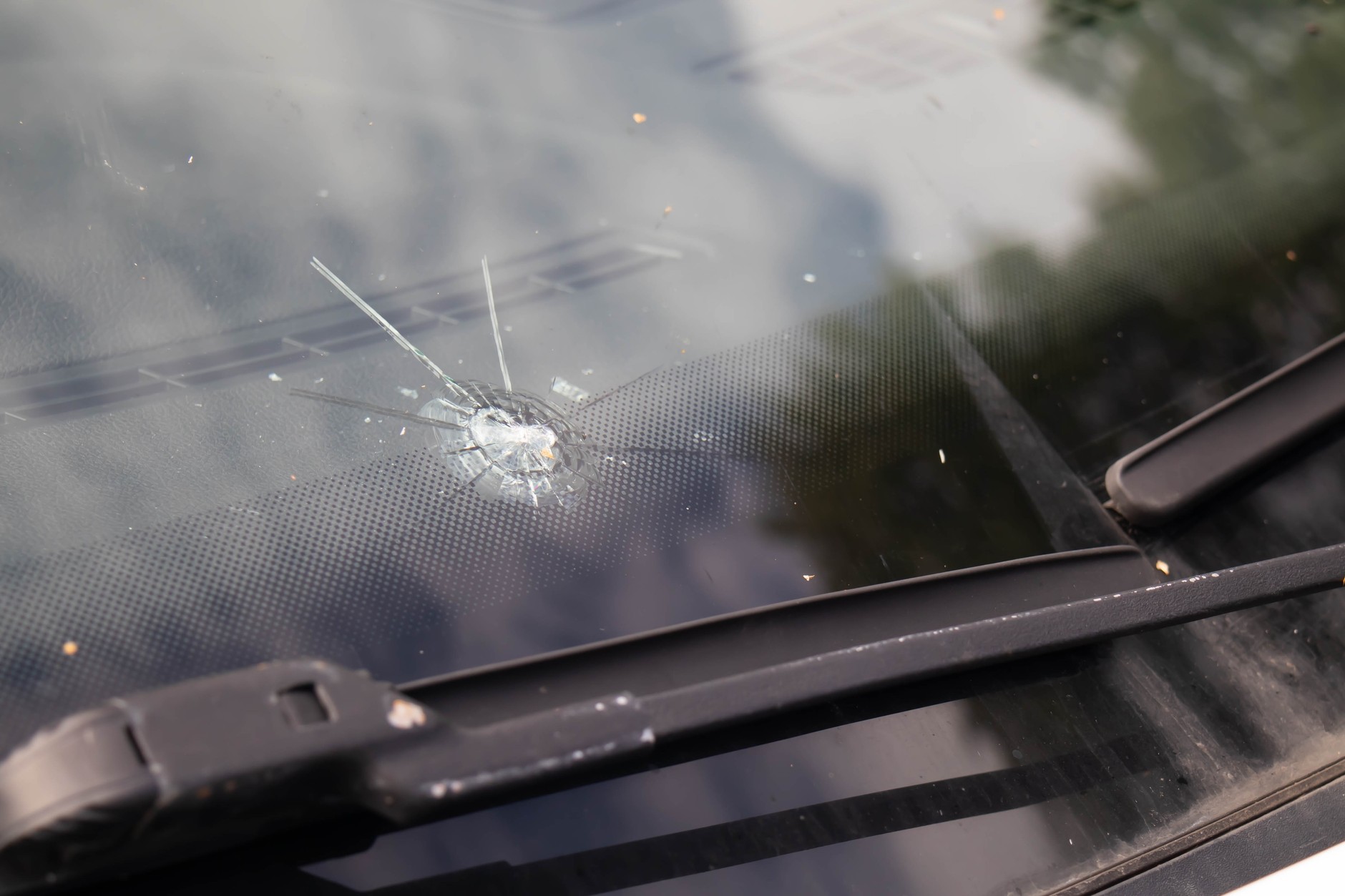 Odprysk na przedniej szybie samochodu