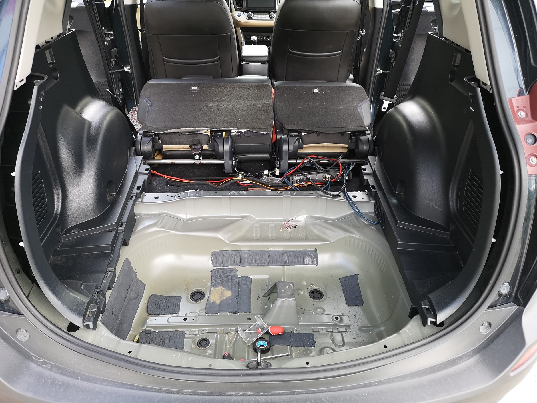 Fabryczne wygłuszenie to szare paski bitumiczne