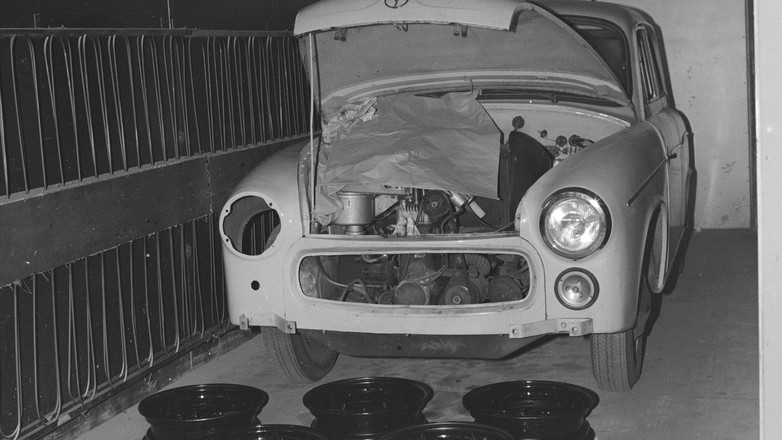 Suszenie felg po malowaniu i Syreny 104 po zaprawkach lakierniczych (Warszawa; 1969 r.)