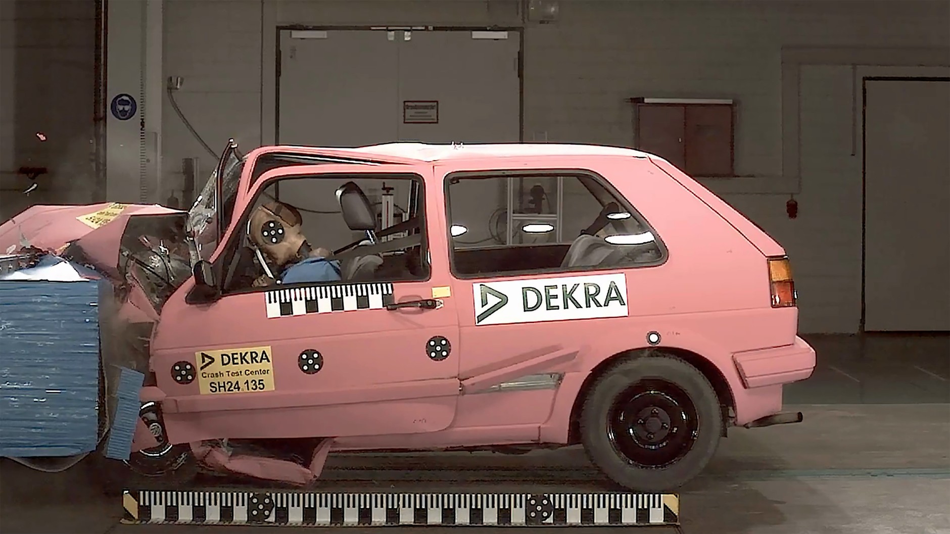 VW Golf II w teście zderzeniowym Dekry