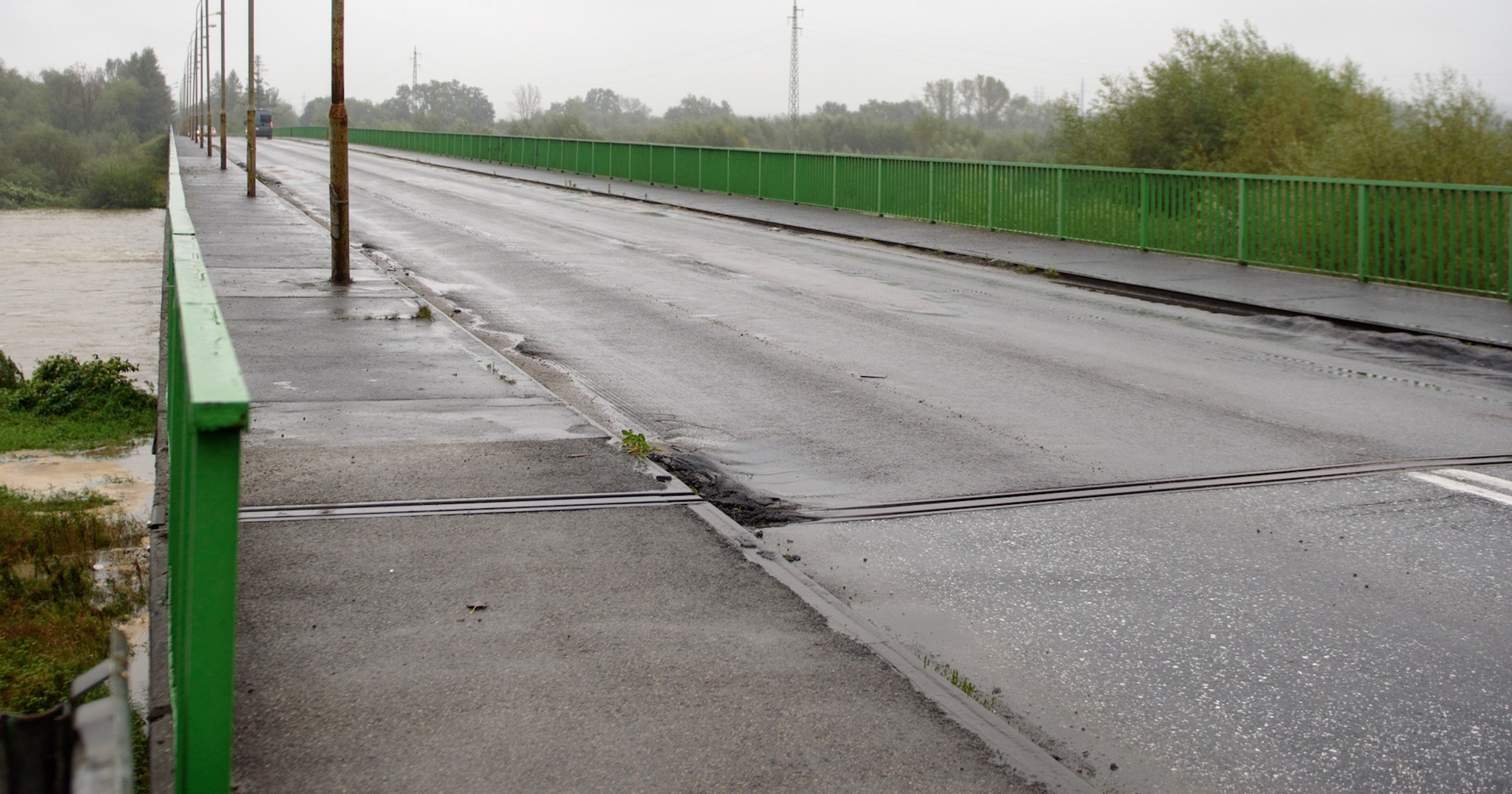 Zamknięty most na Dunajcu w Ostrowie k. Tarnowa