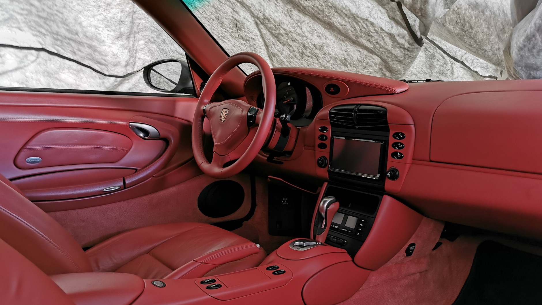 Rzadko spotykane czerwone wnętrze Porsche – Japończycy mają specyficzne pomysły na wyróżnienie się