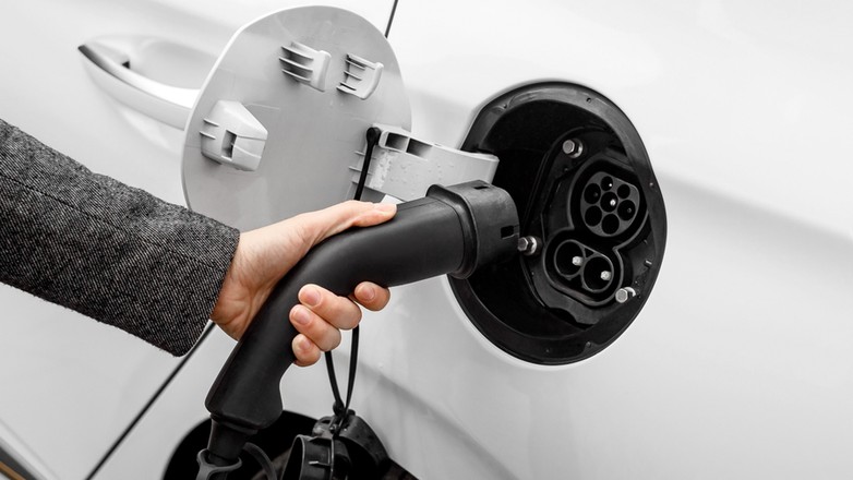 Ładowanie samochodu elektrycznego