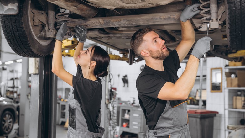Mechanik, mechaniczka, a może osoba mechaniczna? Warsztaty muszą się dostosować do nowych przepisów.