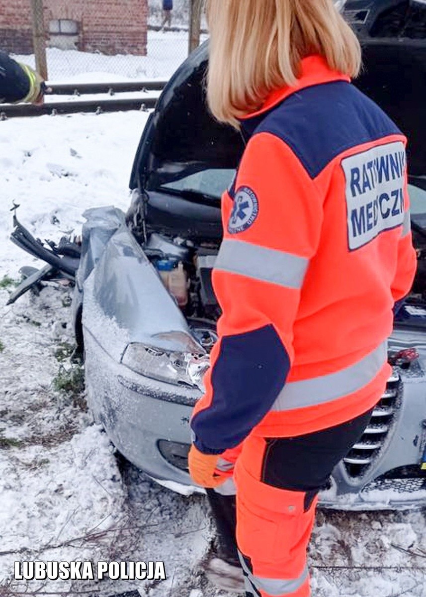 Policjanci ustalają okoliczności zderzenia samochodu z szynobusem
