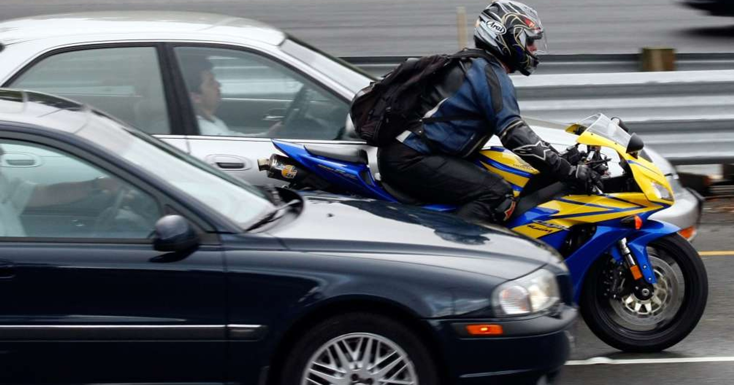 Motocykl na jezdni