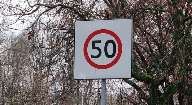 Znak B-43 to nie jest zwykłe ograniczenie prędkości. Dużo łatwiej o mandat