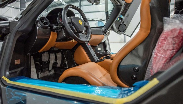 Unikatowe Ferrari Enzo bez przebiegu do kupienia na aukcji. Właściciel nawet go nie rozpakował