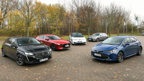 Który napęd będzie najtańszy w eksploatacji? Mazda 3 kontra Mercedes klasy A, Peugeot 308, Toyota Corolla i Volkswagen ID.3