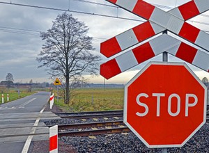 Absurd drogowy. Likwidują znaki STOP na przejazdach. Według PKP są niepotrzebne