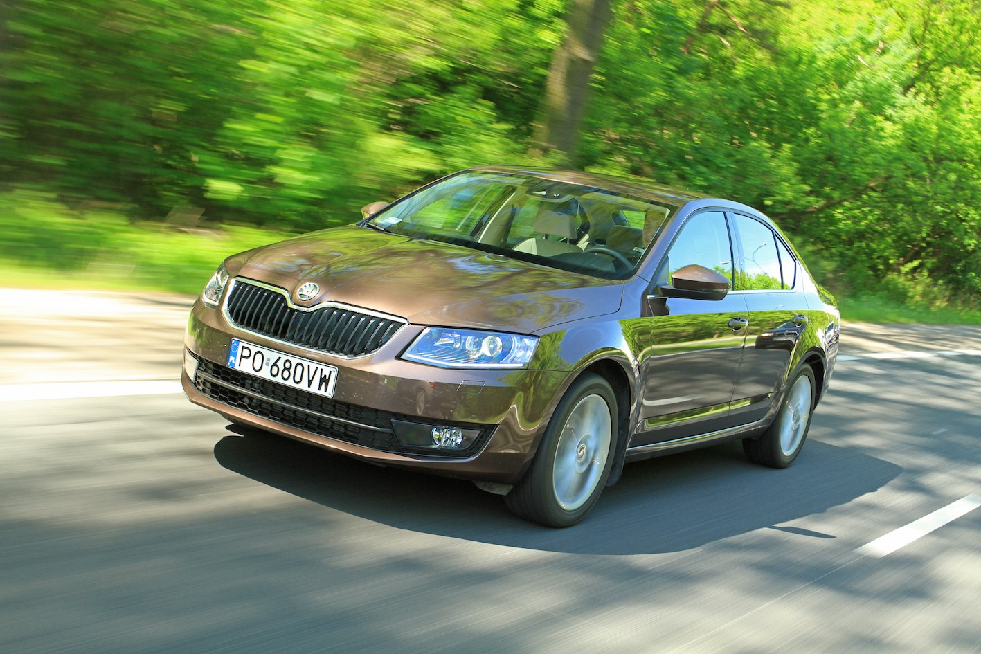 Ciemne lakiery są eleganckie, ale łatwiej wtapiają się w otoczenie