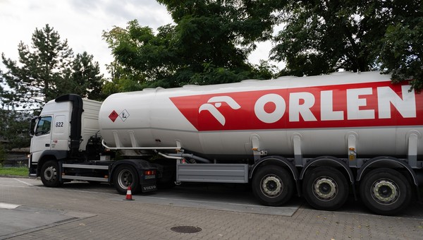 Cysterna z paliwem Orlenu