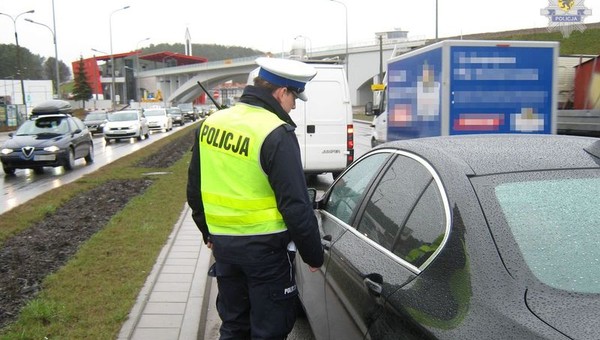Stop agresji drogowej – kierowcy przesyłają policji coraz więcej filmów