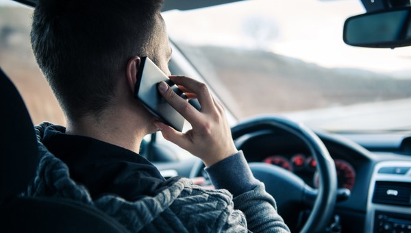 Korzystanie z telefonu w trakcie jazdy