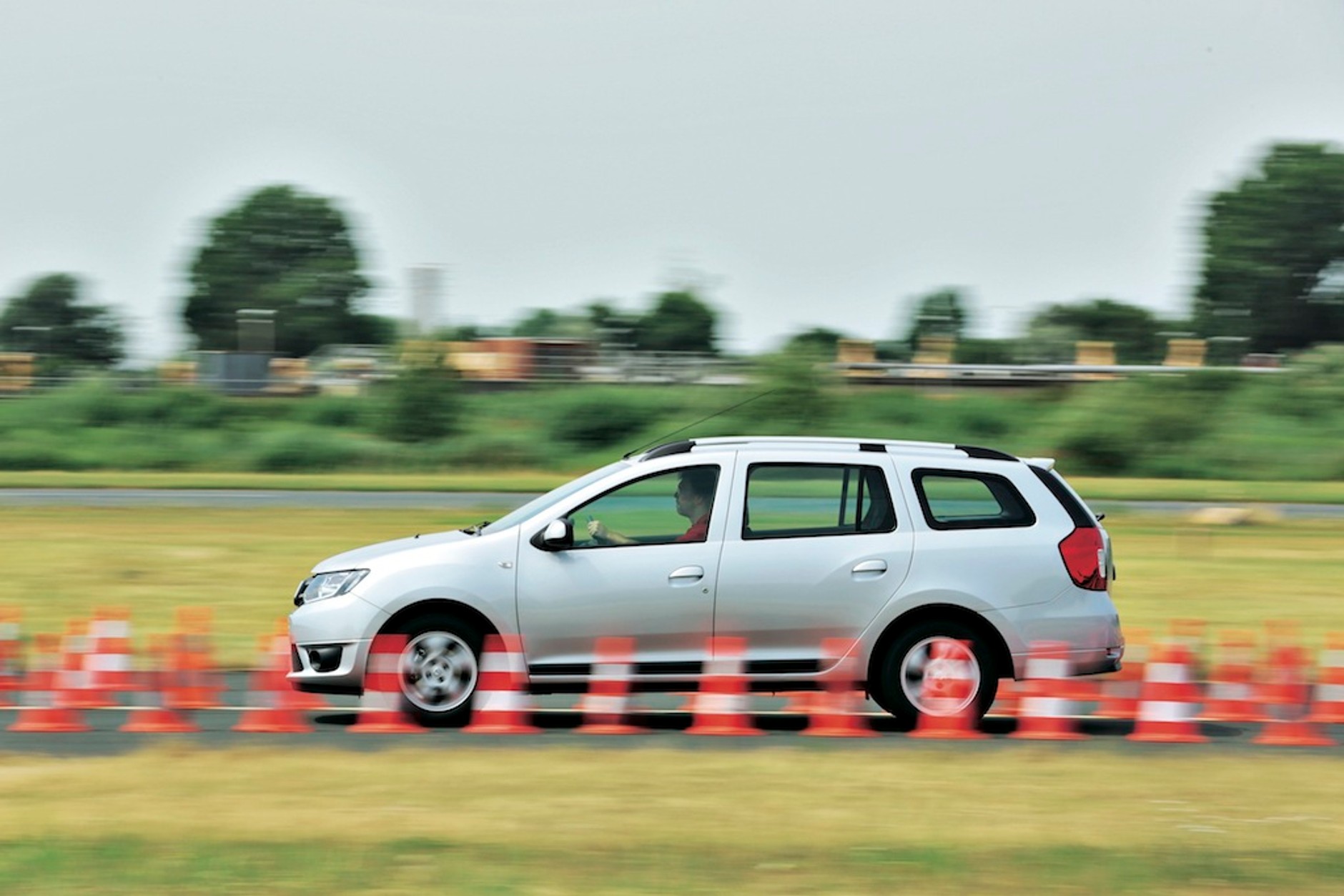 Nowa Dacia Logan MCV kontra używany VW Golf kombi