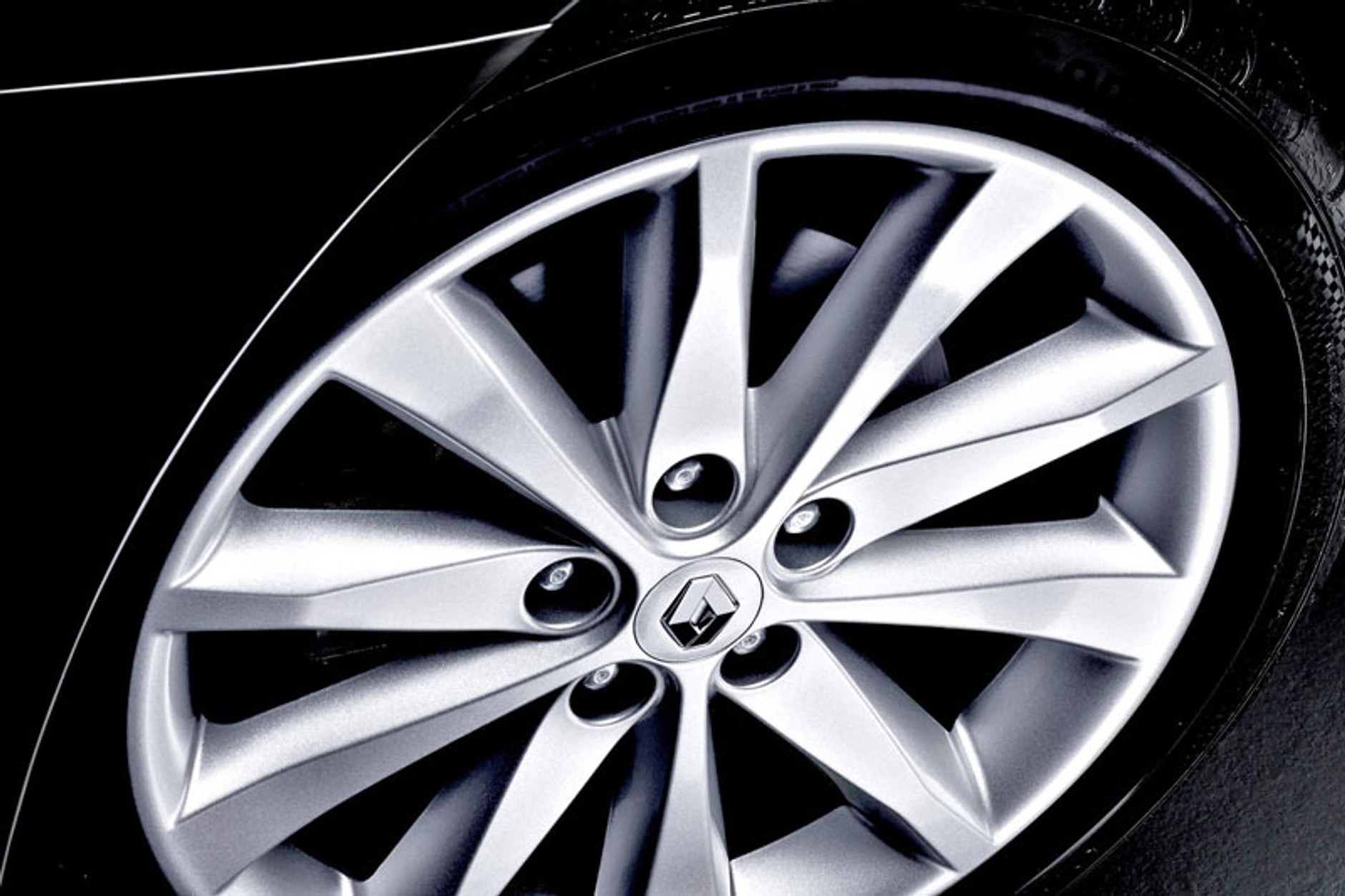 Nowy Renault Laguna – zaskakujący design (pierwsze zdjęcia)