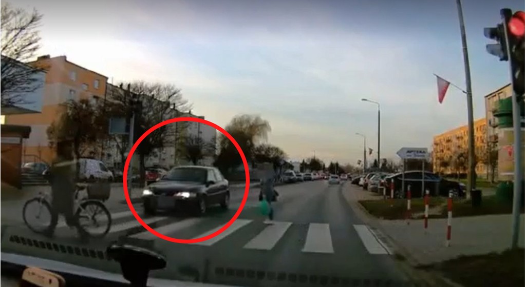 Kierowca zignorował czerwone światło i pieszych na pasach