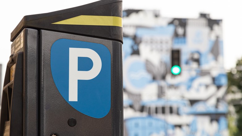 Niektóre parkometry są wyposażone w specjalny przycisk, który pozwala na darmowy postój