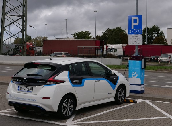 Ładowanie auta elektrycznego z latarni - pomysł z Gdyni