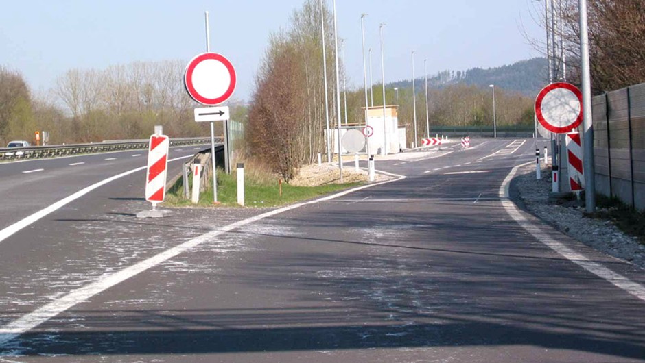 Na dwóch odcinkach nie można w weekendy opuszczać autostrad A12 i A13.
