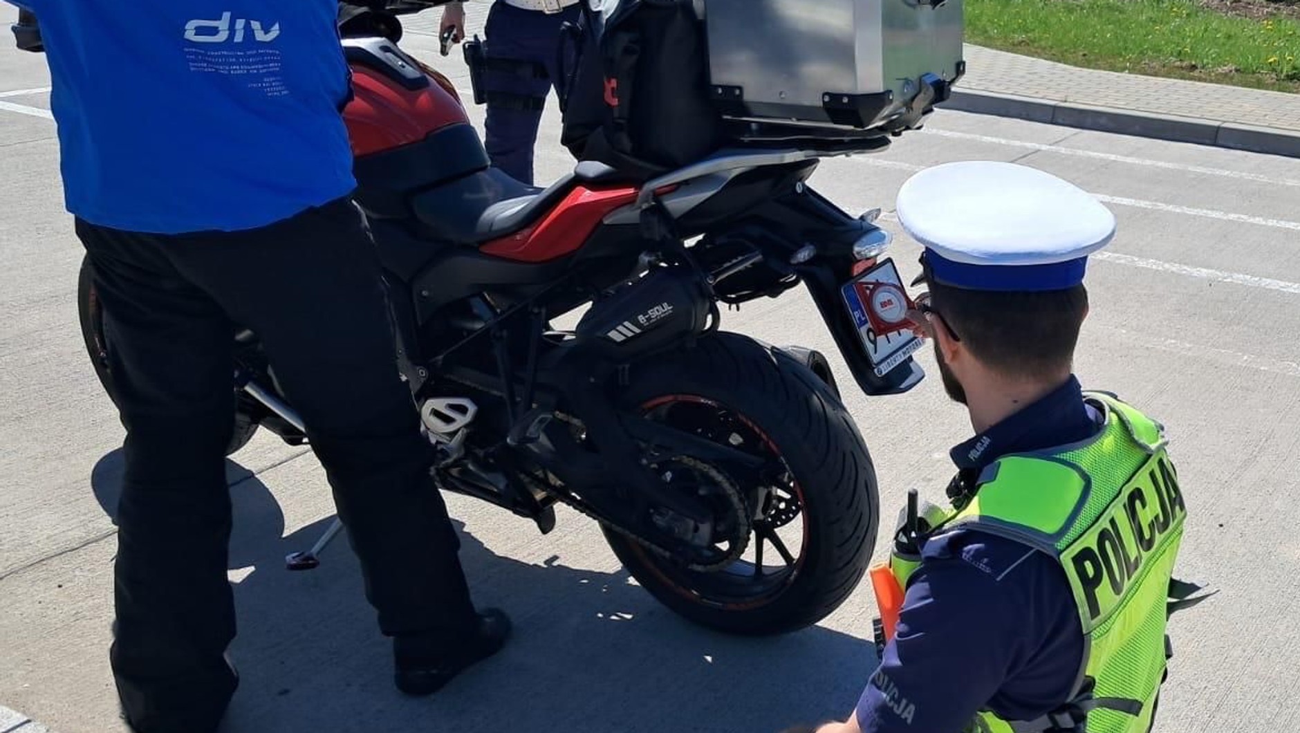Policja rozpoczęła pilotażowy program pomiaru kąta nachylenia tablic rejestracyjnych