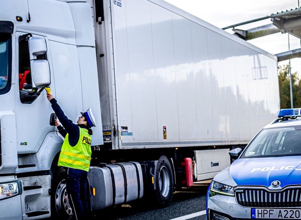 Policja pokazała nagranie z A4. Jechał na awaryjnych i odbijał się od barierek. Tirem