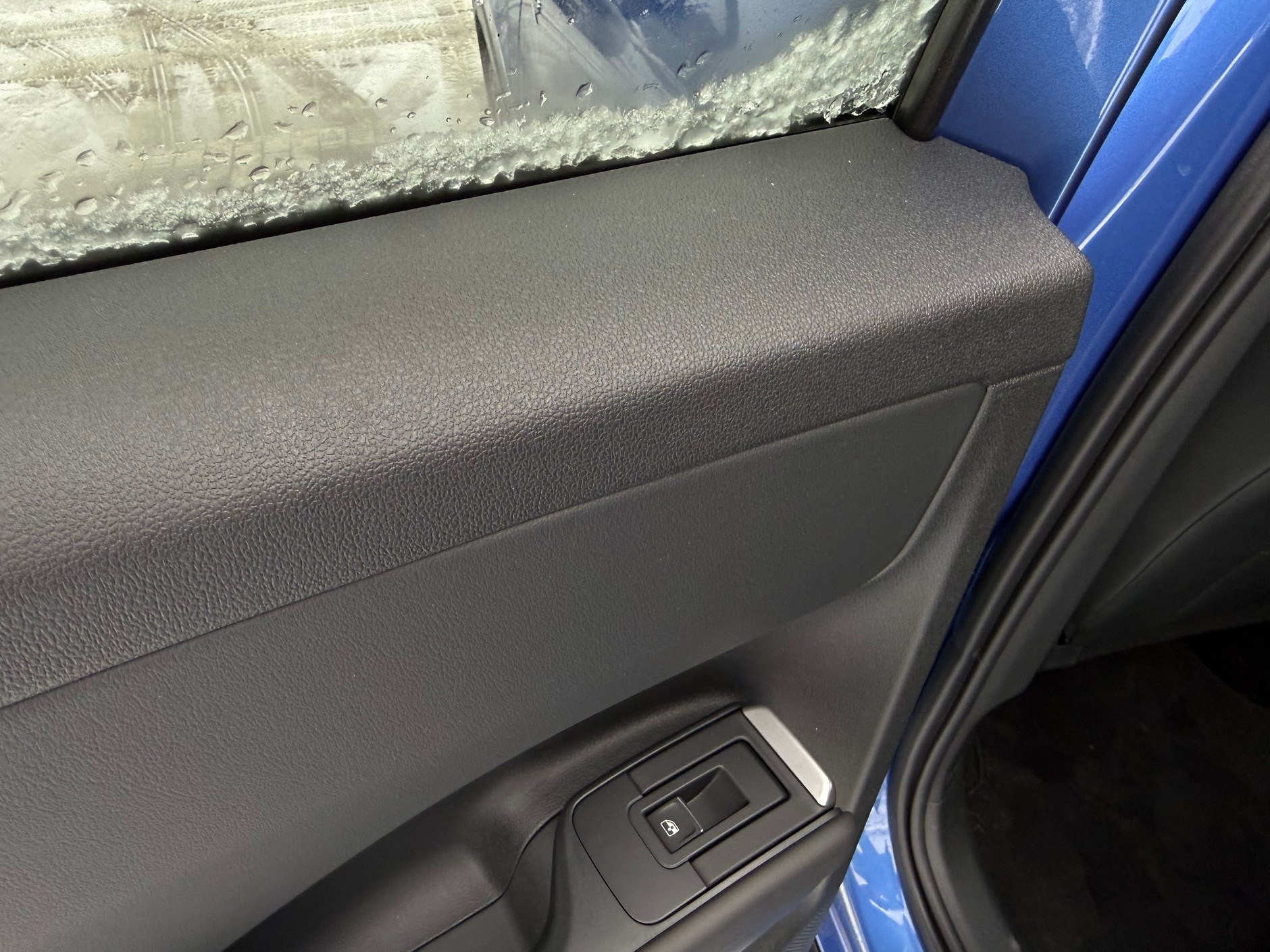 Panele drzwi tylnych wykończone są dużo "taniej" niż te z przodu