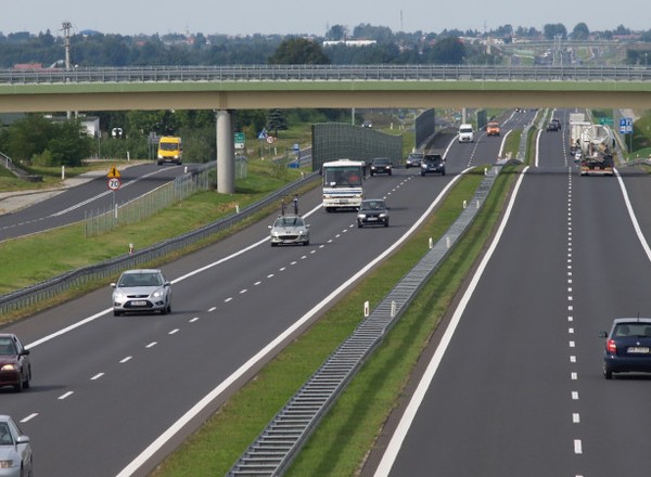 Płatne drogi ekspresowe dla aut osobowych? Ministerstwo odpowiada