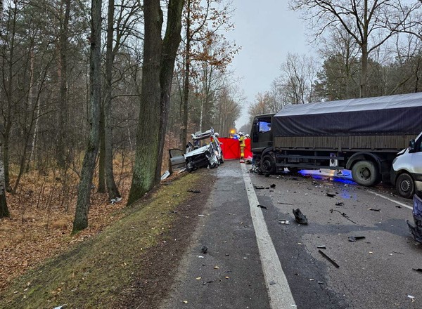 Tragiczny wypadek wojskowej ciężarówki pod Warszawą. Jedna osoba nie żyje