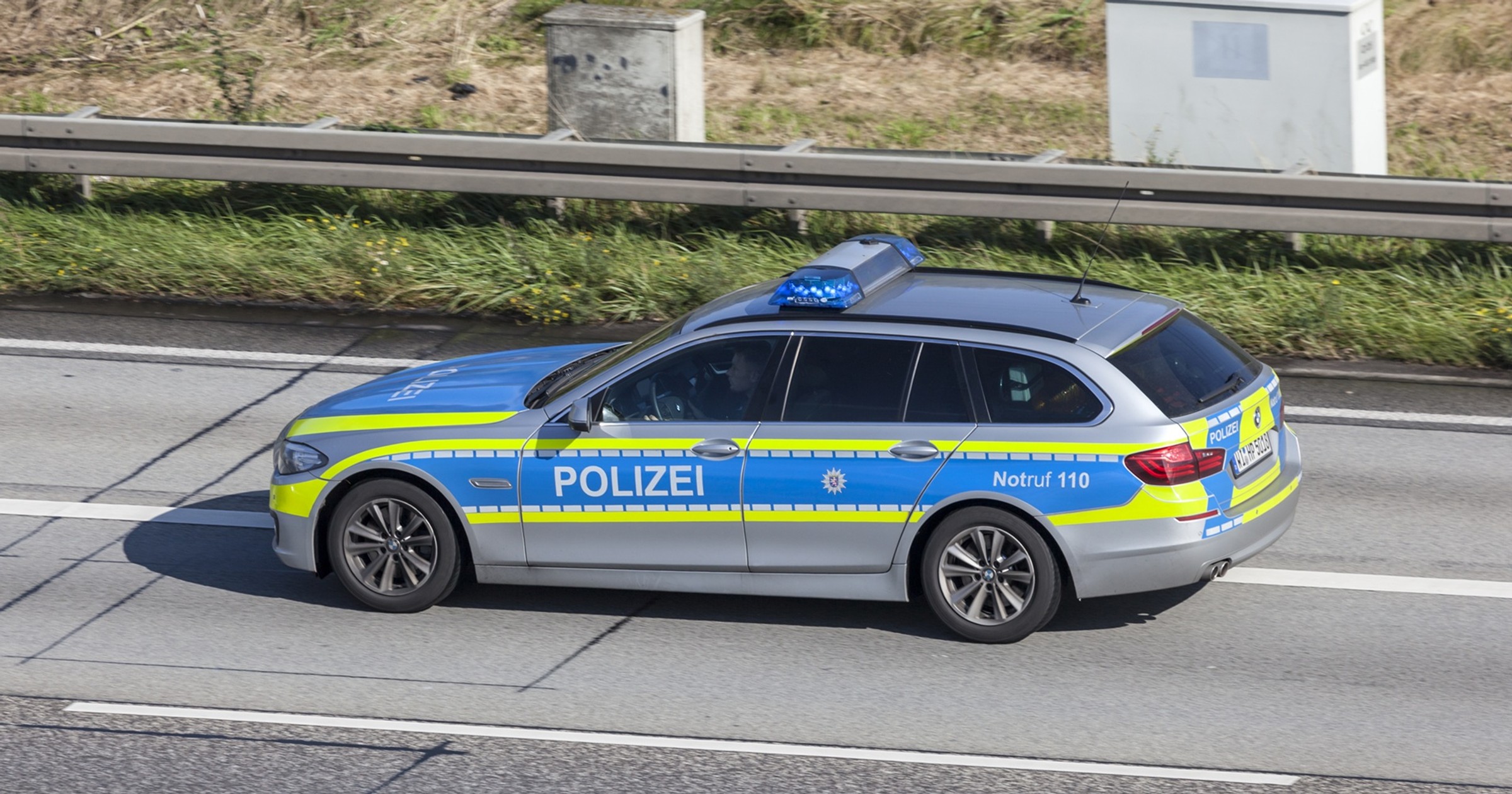 Radiowóz niemieckiej policji na autostradzie