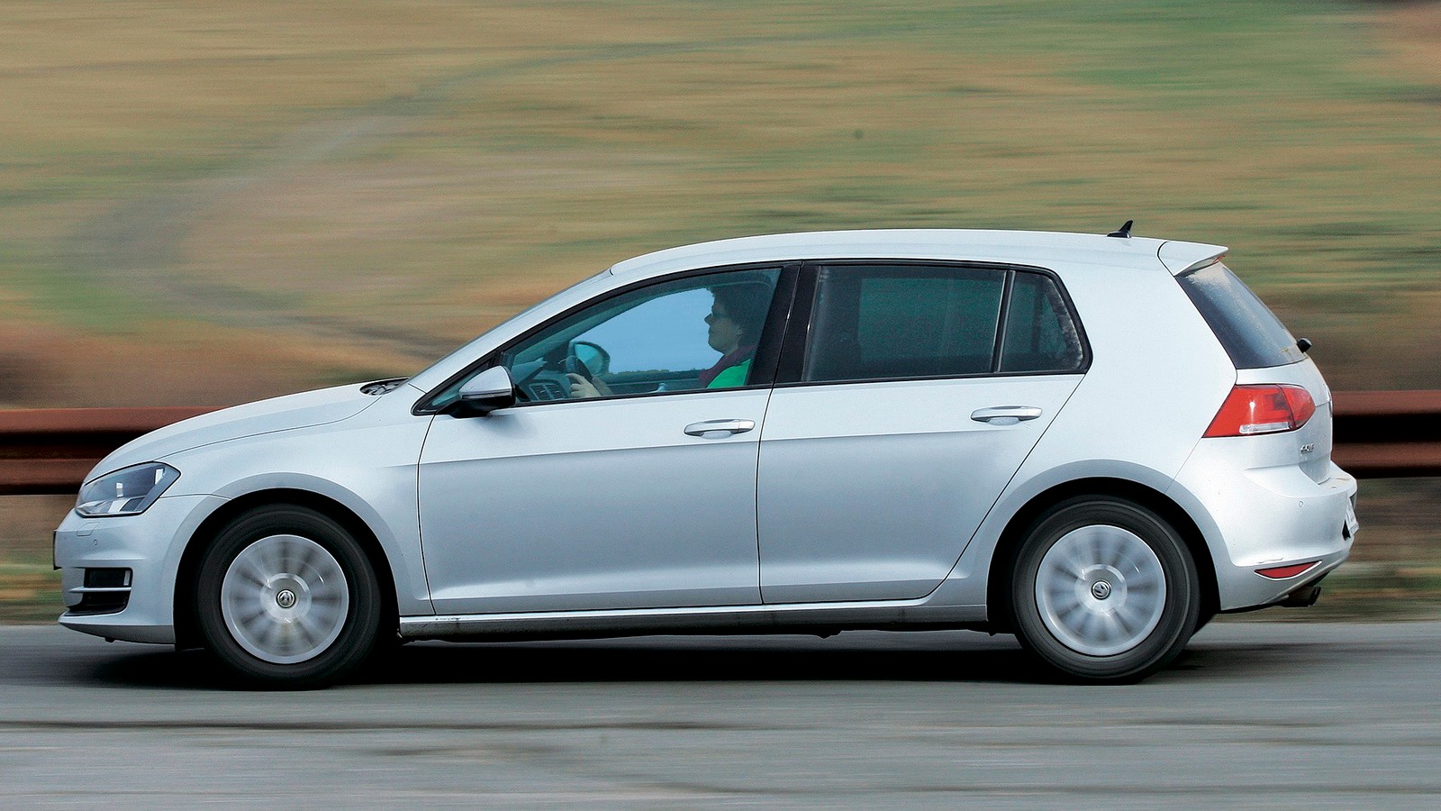 Volkswagen Golf zwycięża – oczywiście, oceniając go przez pryzmat kryteriów dla nowych aut. Natomiast pod względem trwałości, a także niezawodności wyraźnie ustępuje Mercedesowi.