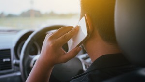 Kierował poza drogą publiczną i rozmawiał przez telefon. Sąd wydał wyrok skazujący. Dlaczego?