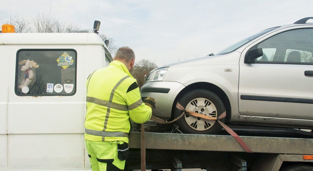Pomoc drogowa, holowanie pojazdów, laweta, zepsuty samochód, auto na lawecie