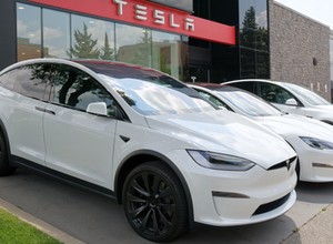 Z czego żyje Tesla, gdy nie zarabia na samochodach? To jest absurd, kompletny absurd