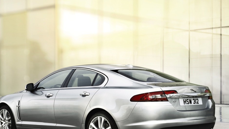 Jaguar XF po raz czwarty samochodem roku klasy premium 