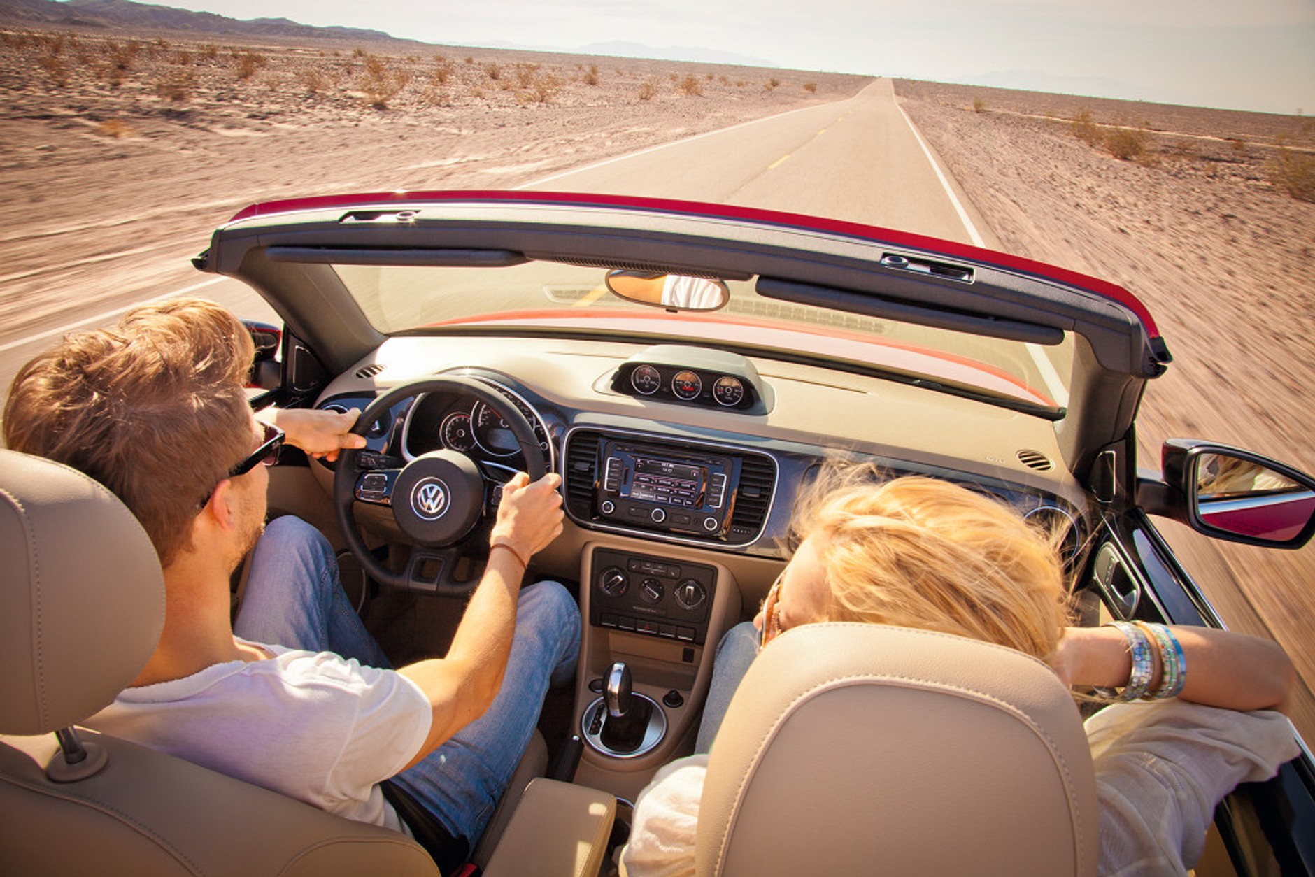 Volkswagen Beetle Cabriolet na wiosnę