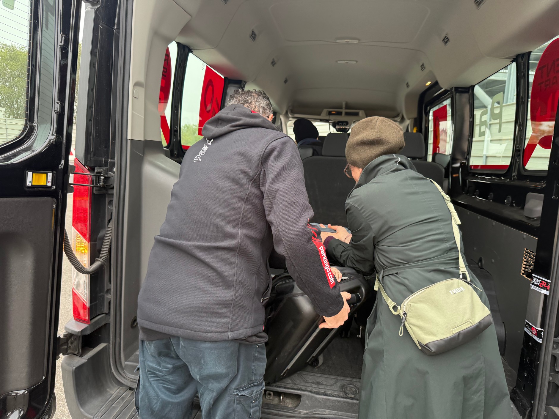W końcu znaleźliśmy bus, który wozi klientów z lotniska do wypożyczalni, która niby też jest na lotnisku