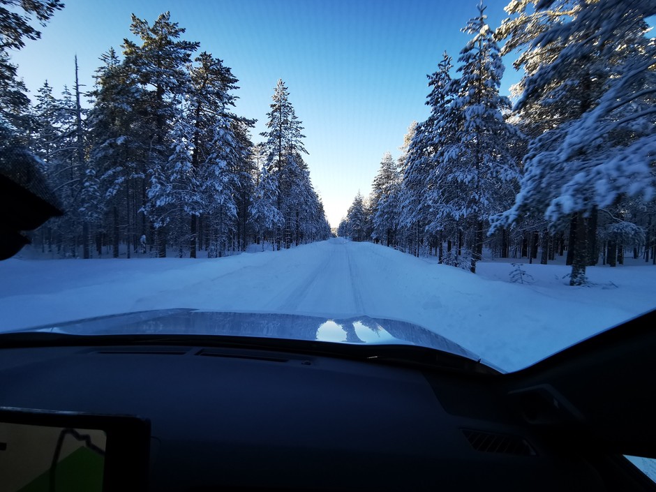Toyota RAV4 Hybrid GR Sport 2023: drogi w północnej Szwecji zimą rzadko są czarne