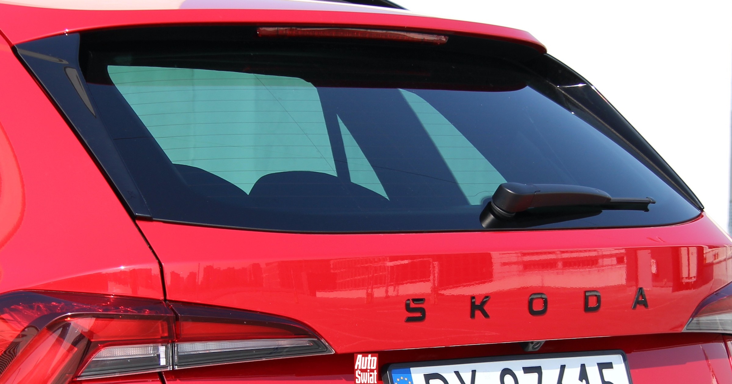 Podgrzewana tylna szyba samochodu ma drugą funkcję. Nie każdy o niej wie