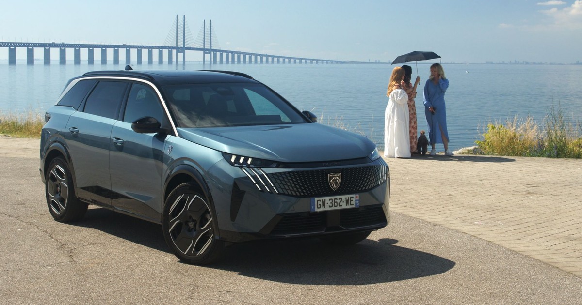 Pierwsza jazda Peugeotem E-5008. W tle znany most nad Sundem