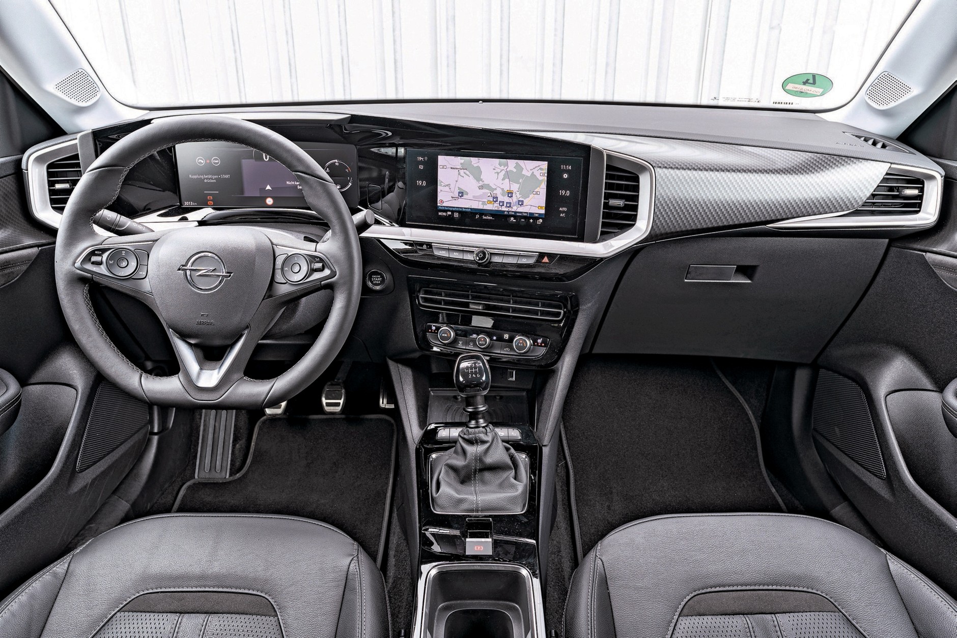 Bardziej rozbudowane multimedia z interfejsami Apple CarPlay i Android Auto, dostępne dopiero od specyfikacji Elegance za 92 150 zł