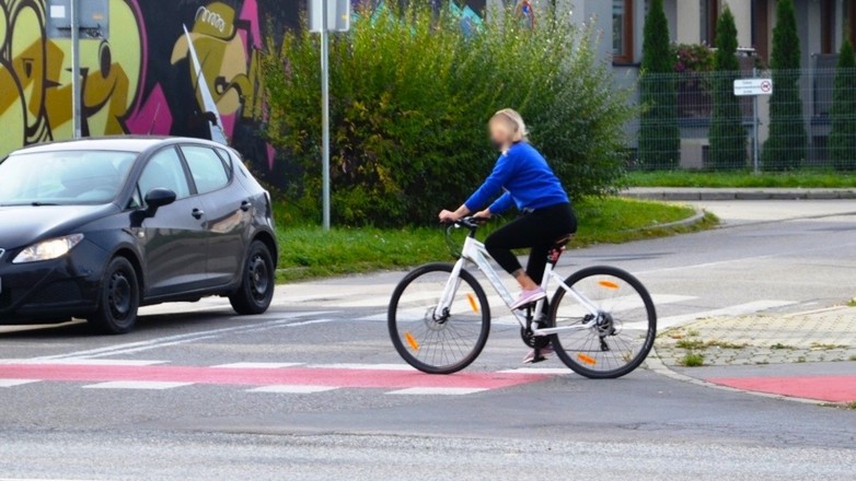 Rowerzystka na specjalnie oznakowanym przejeździe w Nowym Sączu